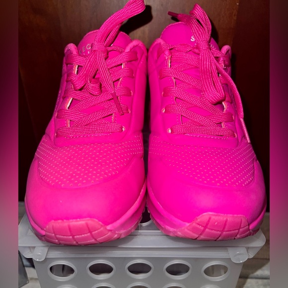 SKECHERS WOMAN SIZE 7 UNO NIGHT SHADES 💗 Color is HOT PINK - Picture 4 of 10
